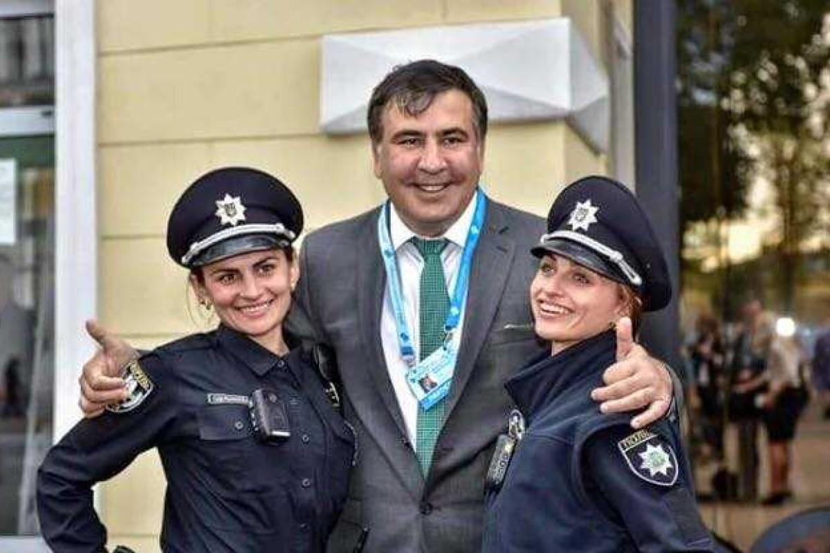 Саакашвили показал фото с девушками-патрульными Саакашвили показал фото с девушками-патрульными
