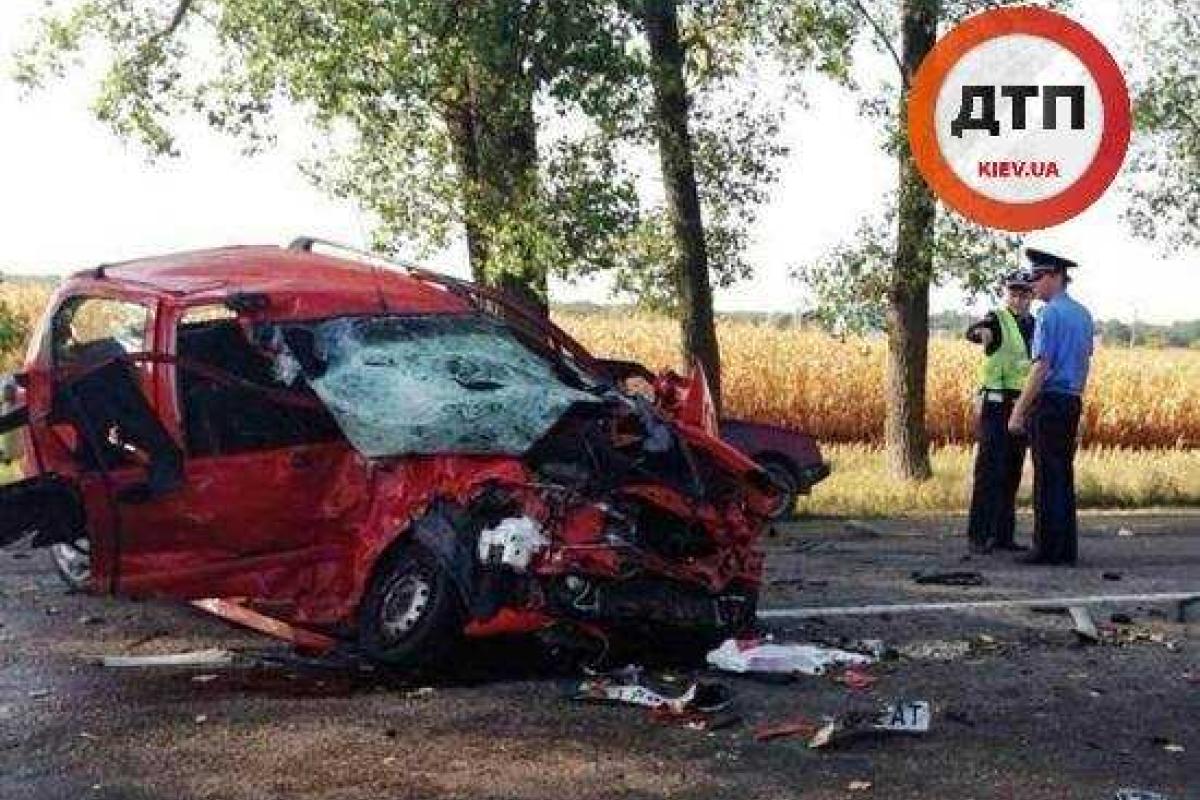 В ДТП под Киевом погибли двое, четверо пострадали В ДТП под Киевом погибли двое, четверо пострадали