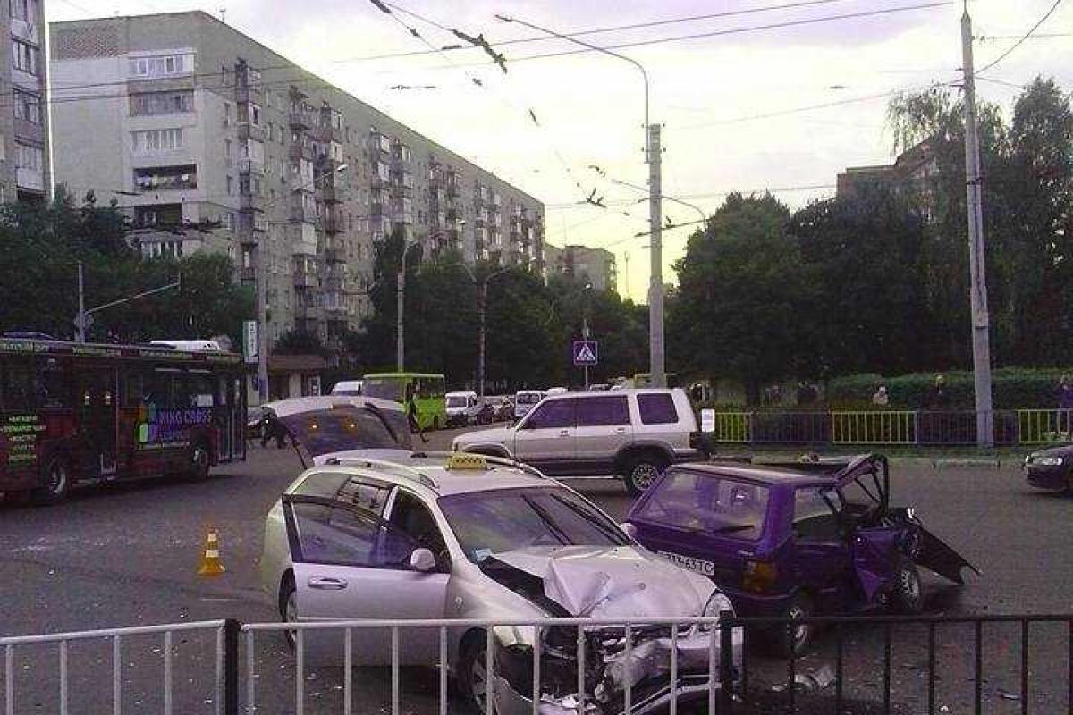 В сети появились фото утреннего ДТП во Львове В сети появились фото утреннего ДТП во Львове
