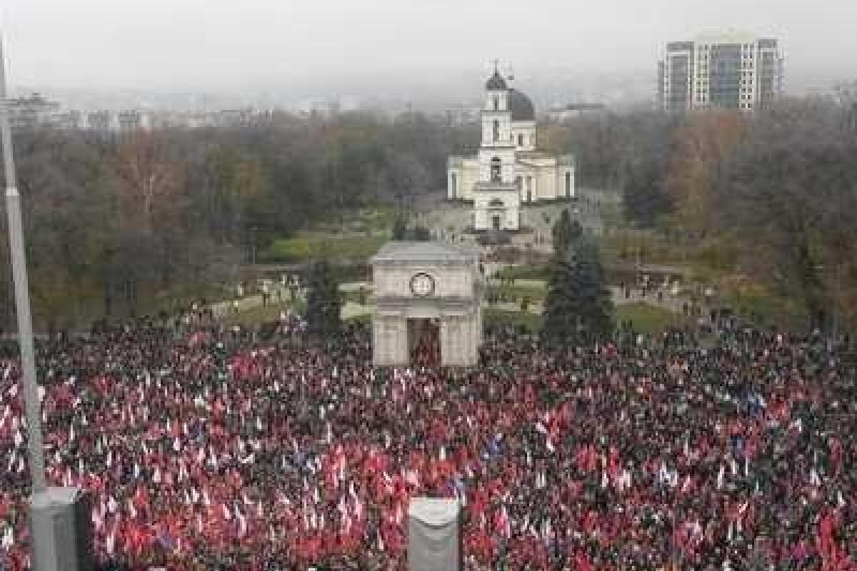 В Кишиневе пикетируют резиденцию президента Молдовы В Кишиневе пикетируют резиденцию президента Молдовы