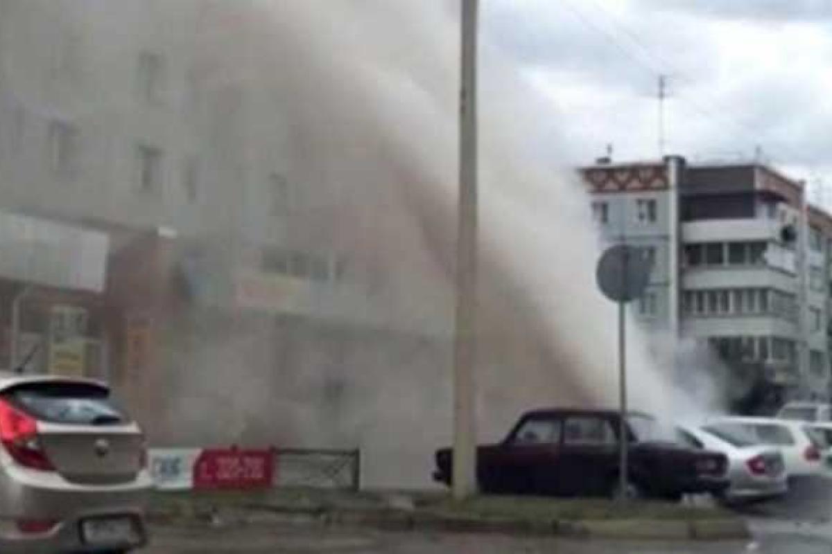 В Абакане гигантский фонтан кипятка выбил окна в многоэтажке В Абакане гигантский фонтан кипятка выбил окна в многоэтажке