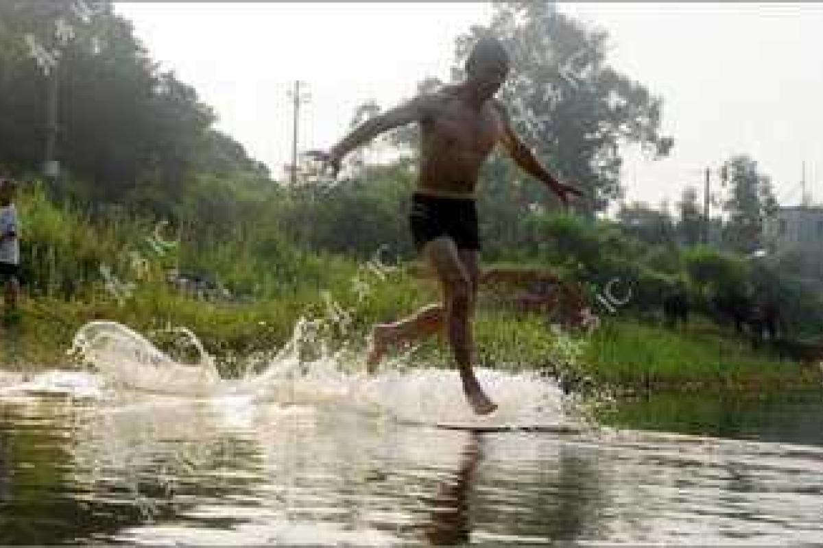 Шаолиньский монах пробежал по воде 125 метров Шаолиньский монах пробежал по воде 125 метров