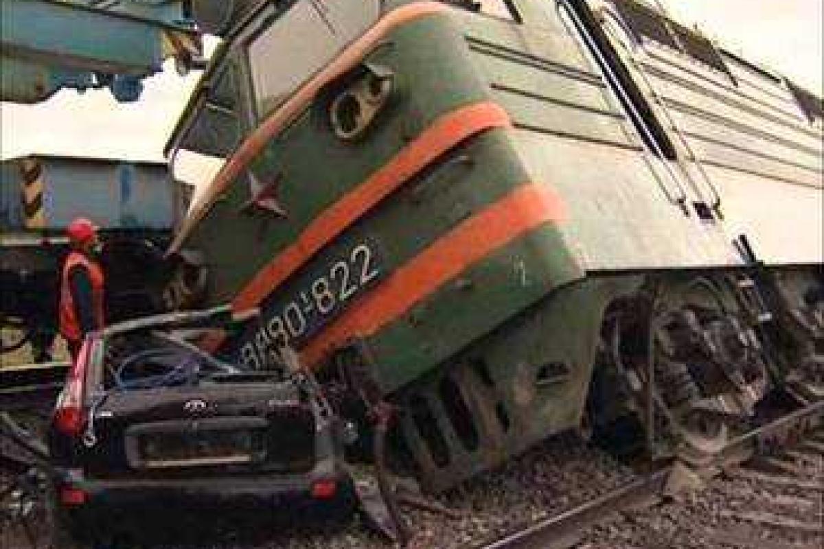 ЧП в России: грузовой поезд наехал на авто, есть погибшие ЧП в России: грузовой поезд наехал на авто, есть погибшие