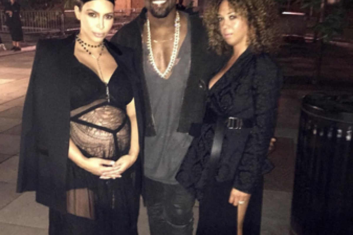 Беременная Кардашьян появилась на публике в полупрозрачном платье