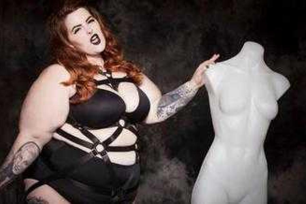 155-килограммовая модель не стесняется показывать все свои прелести