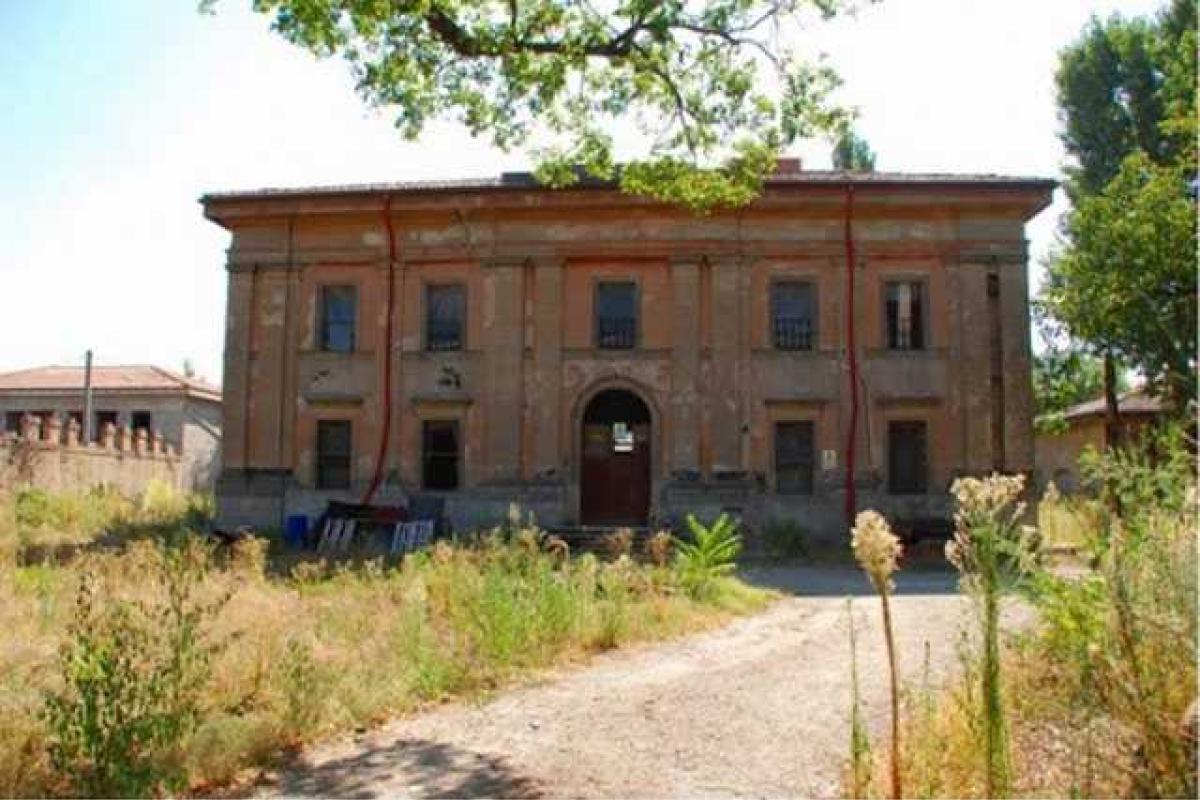 Призрак печальной девушки до смерти пугает жителей Болоньи Призрак печальной девушки до смерти пугает жителей Болоньи