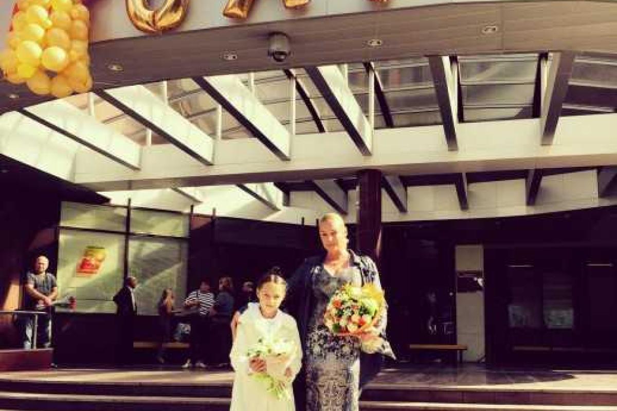 Волочкова отвела Ариадну в новую школу Волочкова отвела Ариадну в новую школу