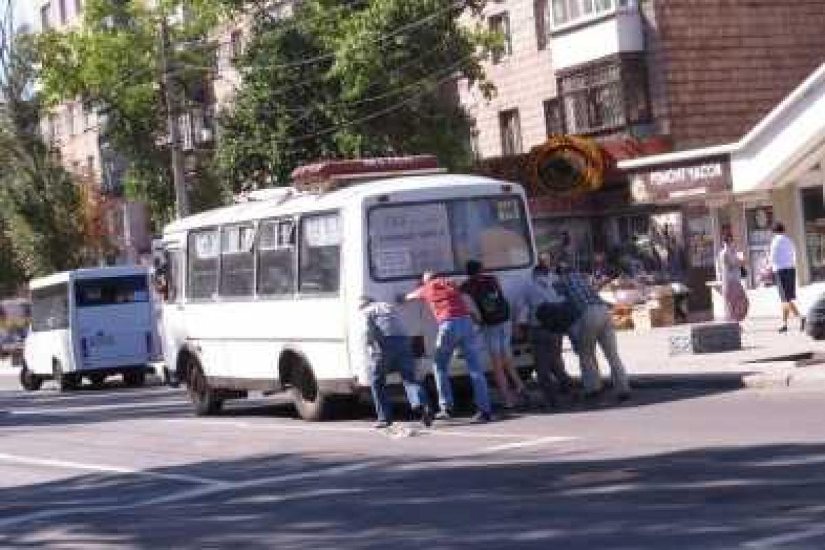 Пассажирам мариупольской маршрутки пришлось толкать транспорт 