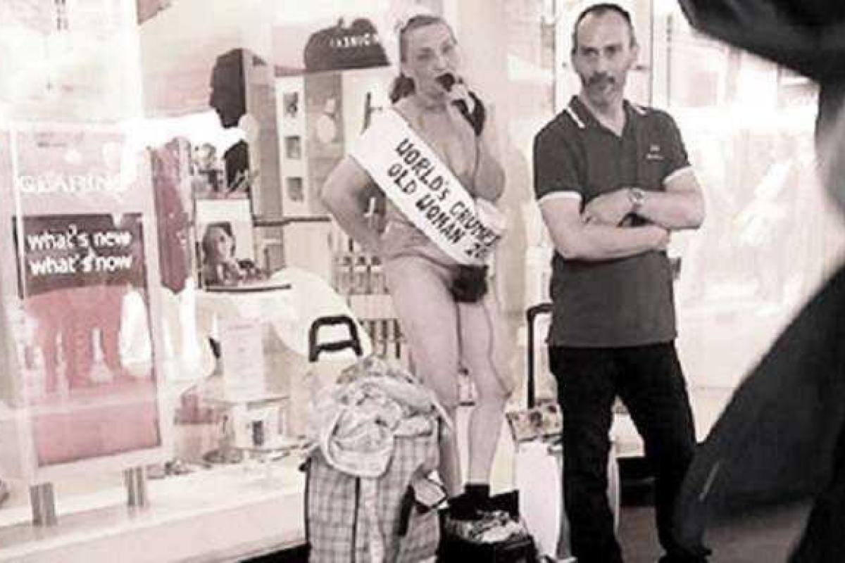 Ради мигрантов пенсионерка приклеила себя за ягодицы к витрине лондонского магазина