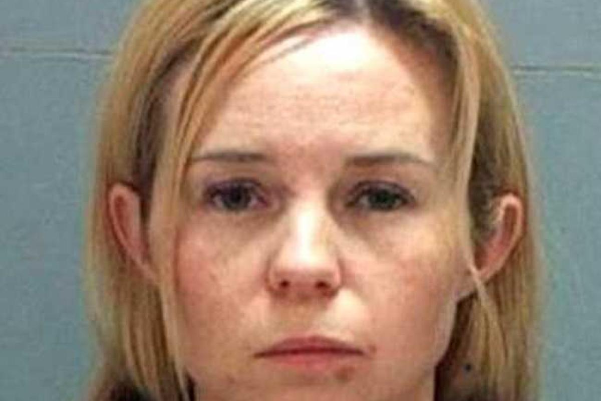 Детектив, которого наняли следить за женщиной, застукал в ее постели своего сына