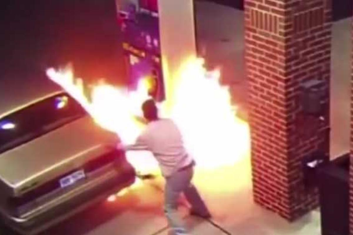 Американец чуть не взорвал заправку, пытаясь сжечь паука Американец чуть не взорвал заправку, пытаясь сжечь паука