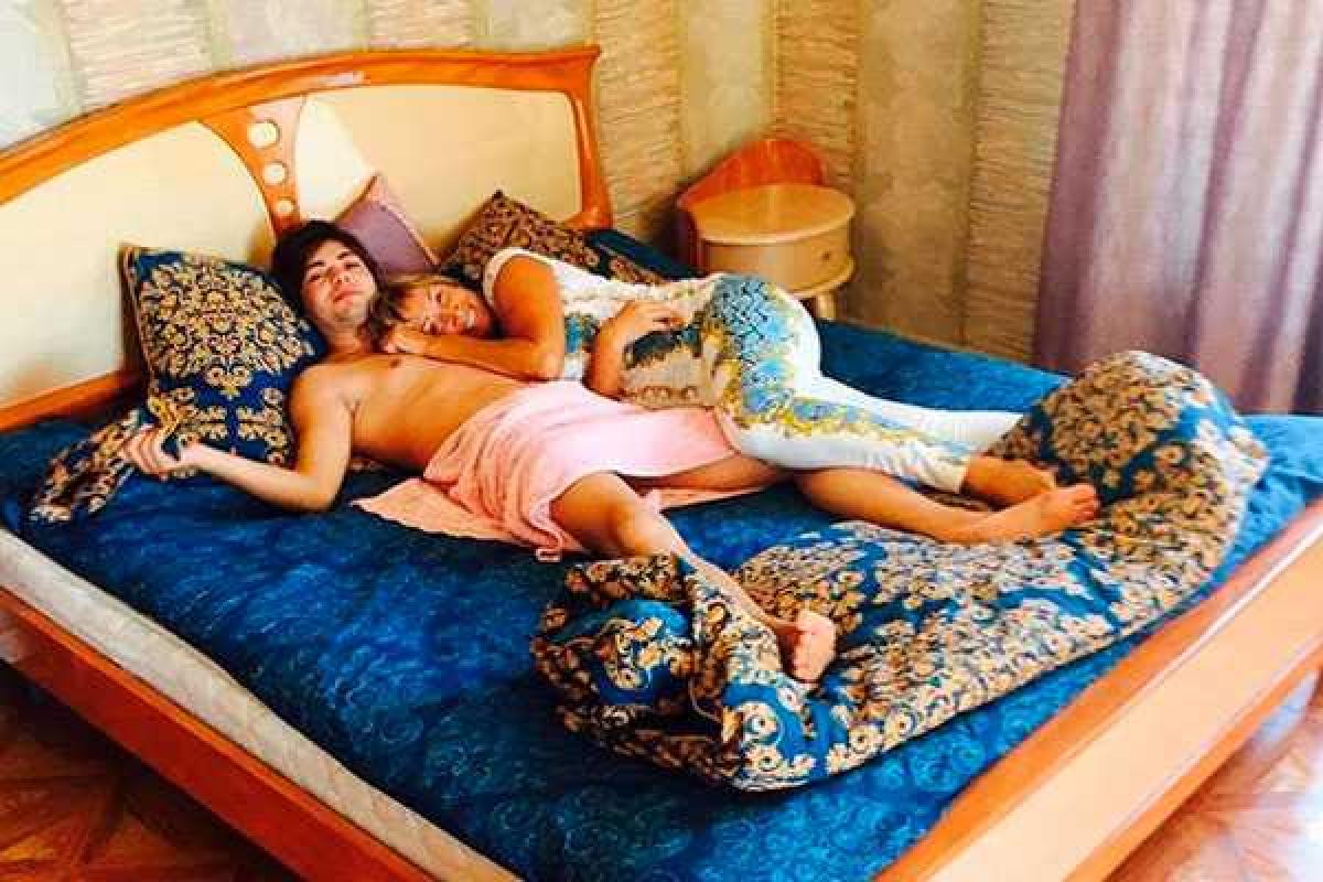 Пенсионерка Копенкина нежится в постели с новым 25-летним любовником 