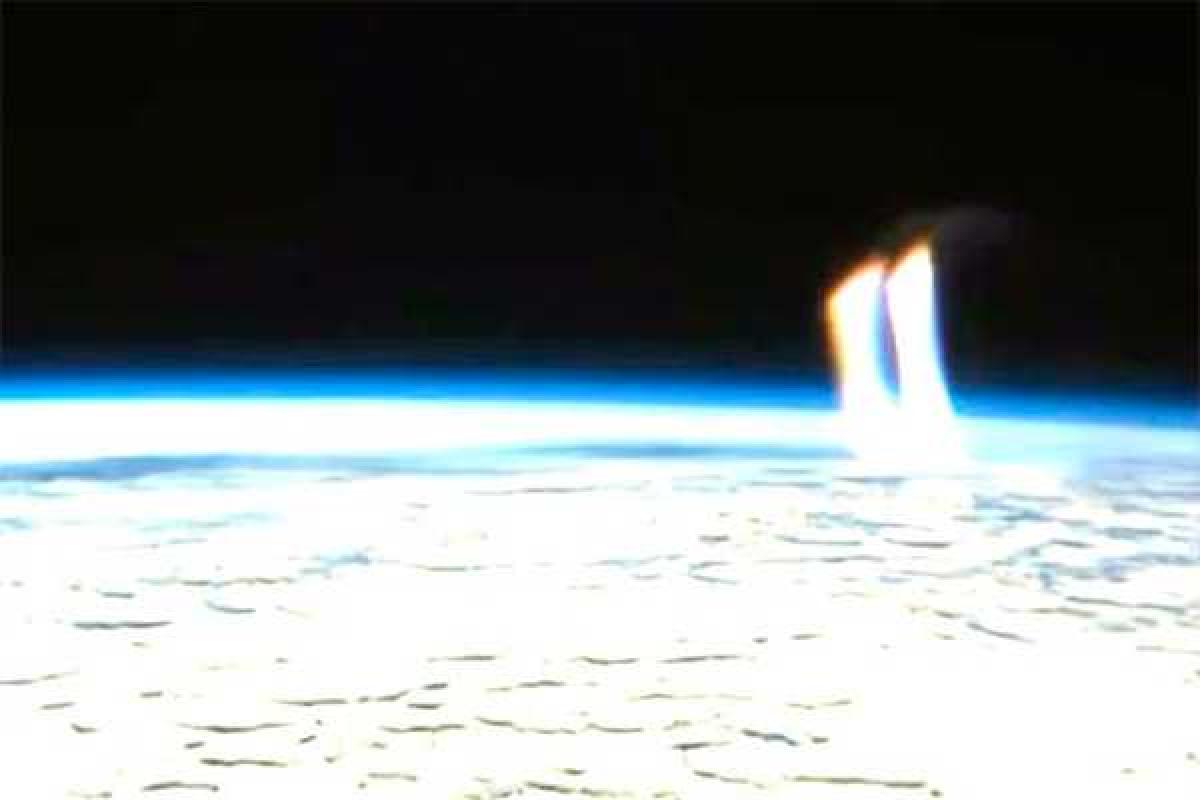 Камера МКС засняла таинственные лучи, бьющие из Земли в космос Камера МКС засняла таинственные лучи, бьющие из Земли в космос