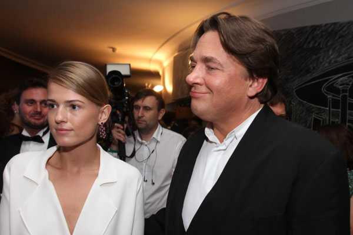 Молодая невеста Константина Эрнста уже не скрывает своего "интересного" положения