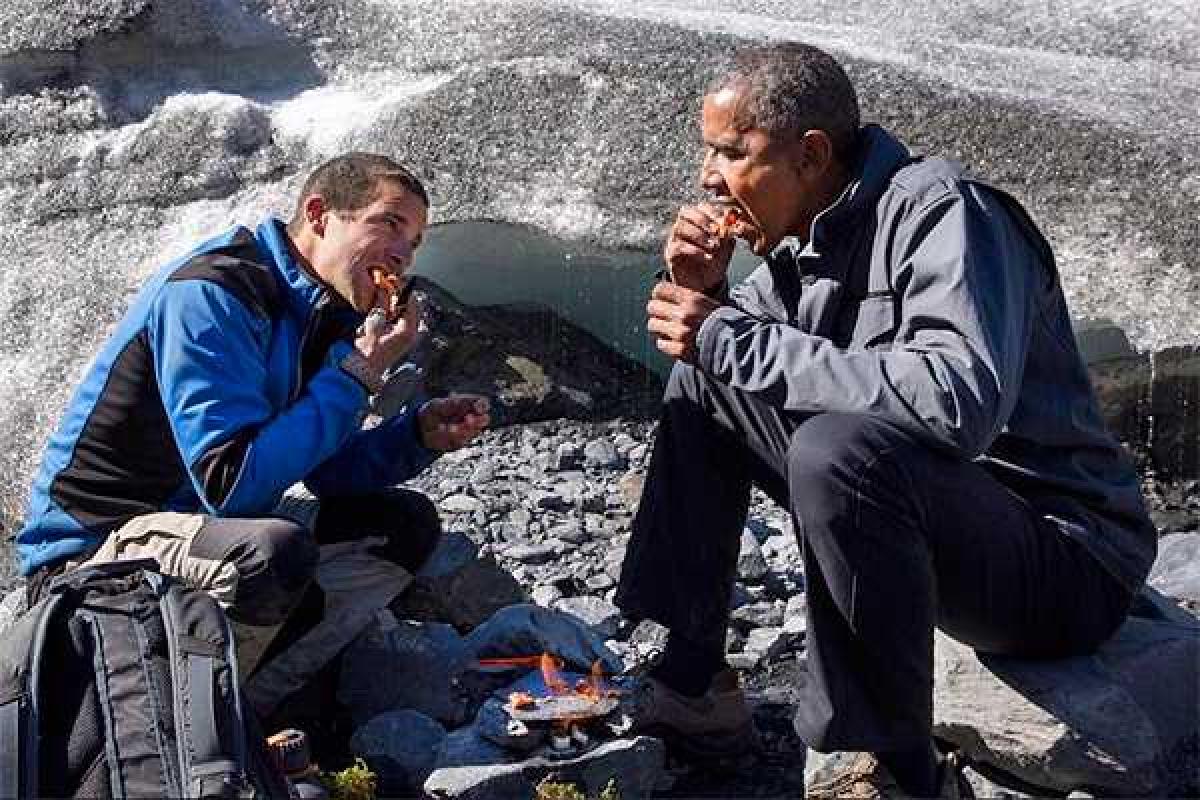 Обама на Аляске доедал рыбу за медведем