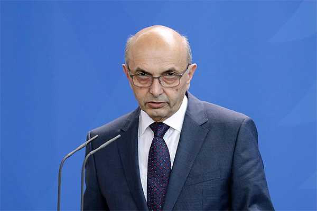 Оппозиция забросала яйцами премьера Косово Оппозиция забросала яйцами премьера Косово