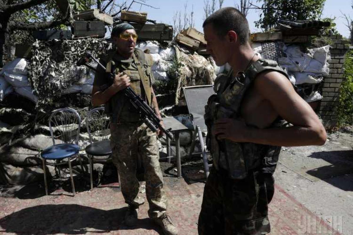 Украинские бойцы взяли в плен двух российских военных, один из них - офицер