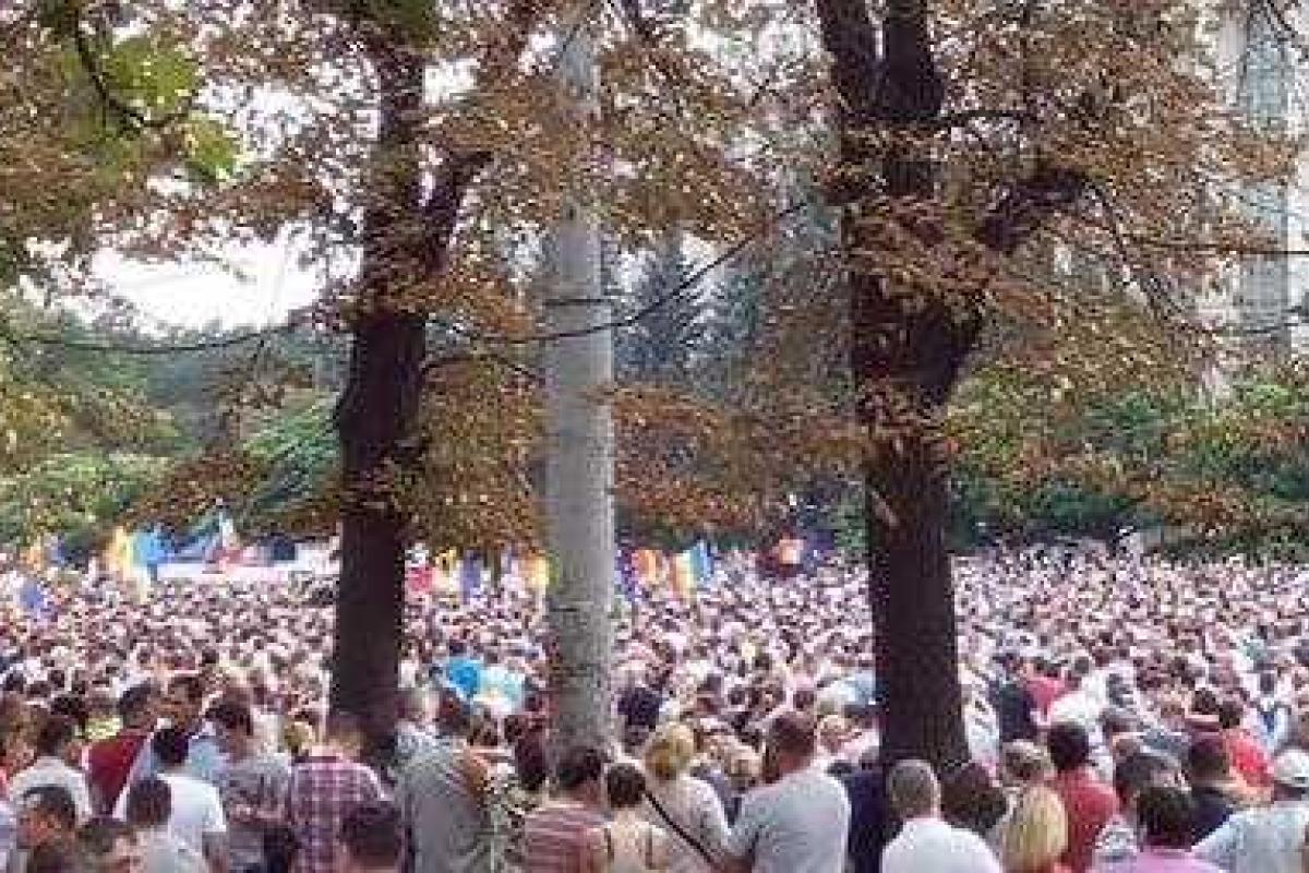 У здания генпрокуратуры Молдове произошла потасовка, стянут спецназ У здания генпрокуратуры Молдове произошла потасовка, стянут спецназ