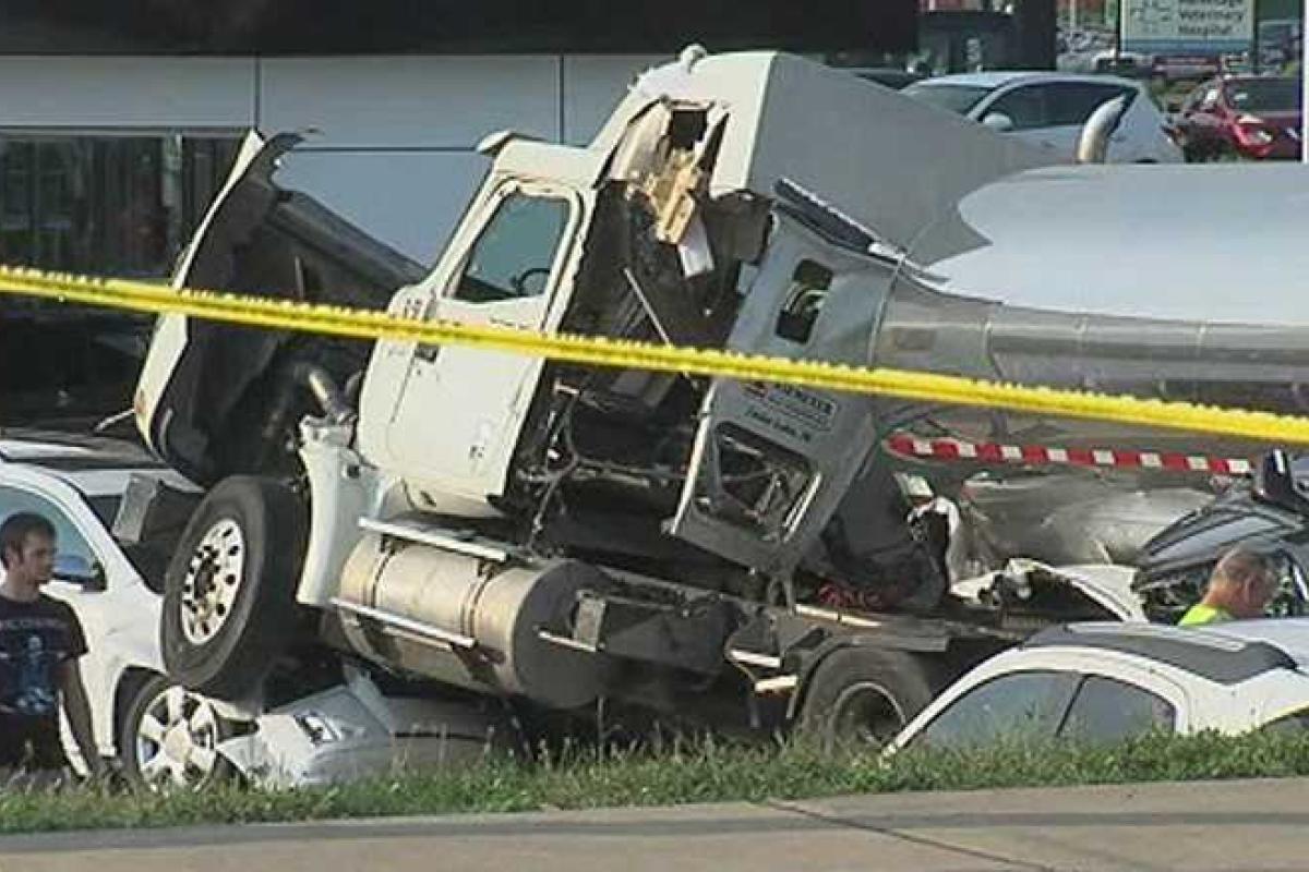 Поперхнувшийся газировкой американец разбил 23 новых автомобиля Поперхнувшийся газировкой американец разбил 23 новых автомобиля