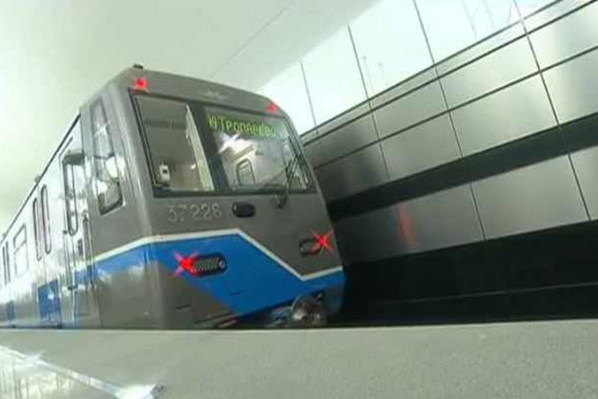 В московском метро пассажир упал на рельсы В московском метро пассажир упал на рельсы