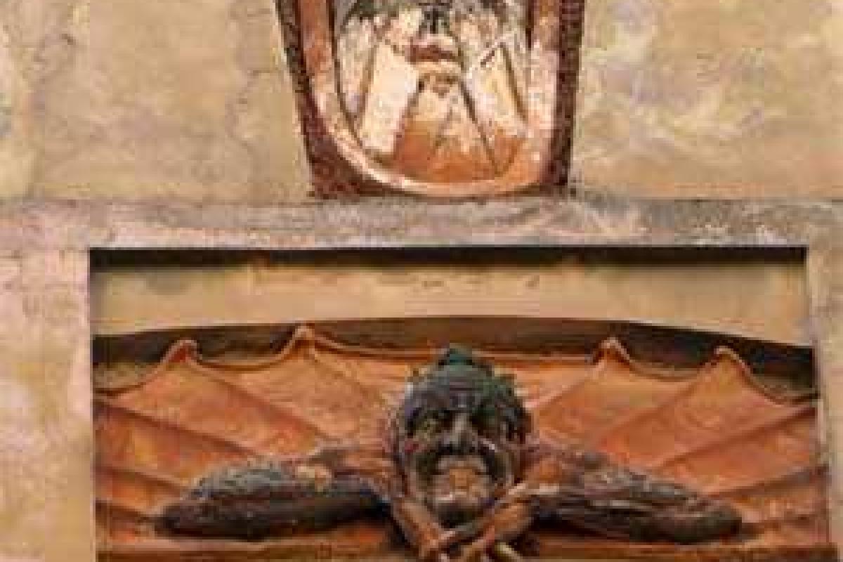 Полиция Петербурга задержала альпиниста, который уничтожил барельеф Мефистофеля Полиция Петербурга задержала альпиниста, который уничтожил барельеф Мефистофеля