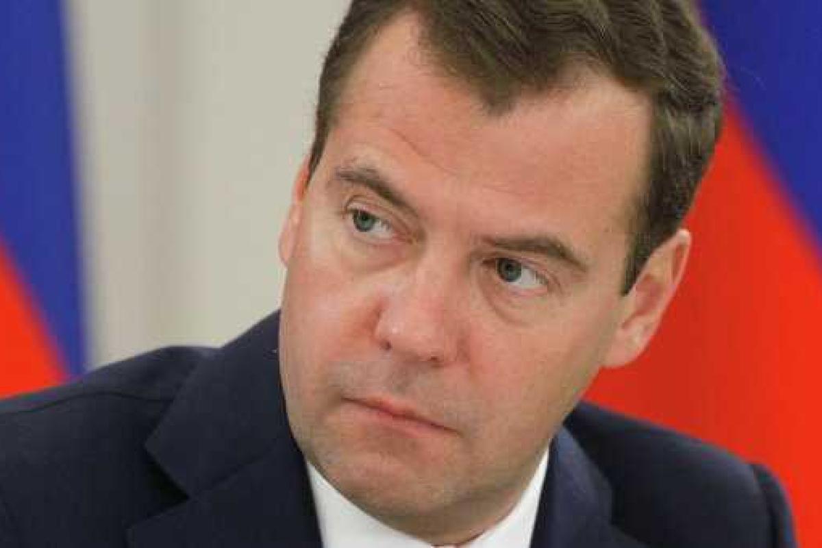 Медведев запретил простым чиновникам пользоваться дорогими смартфонами