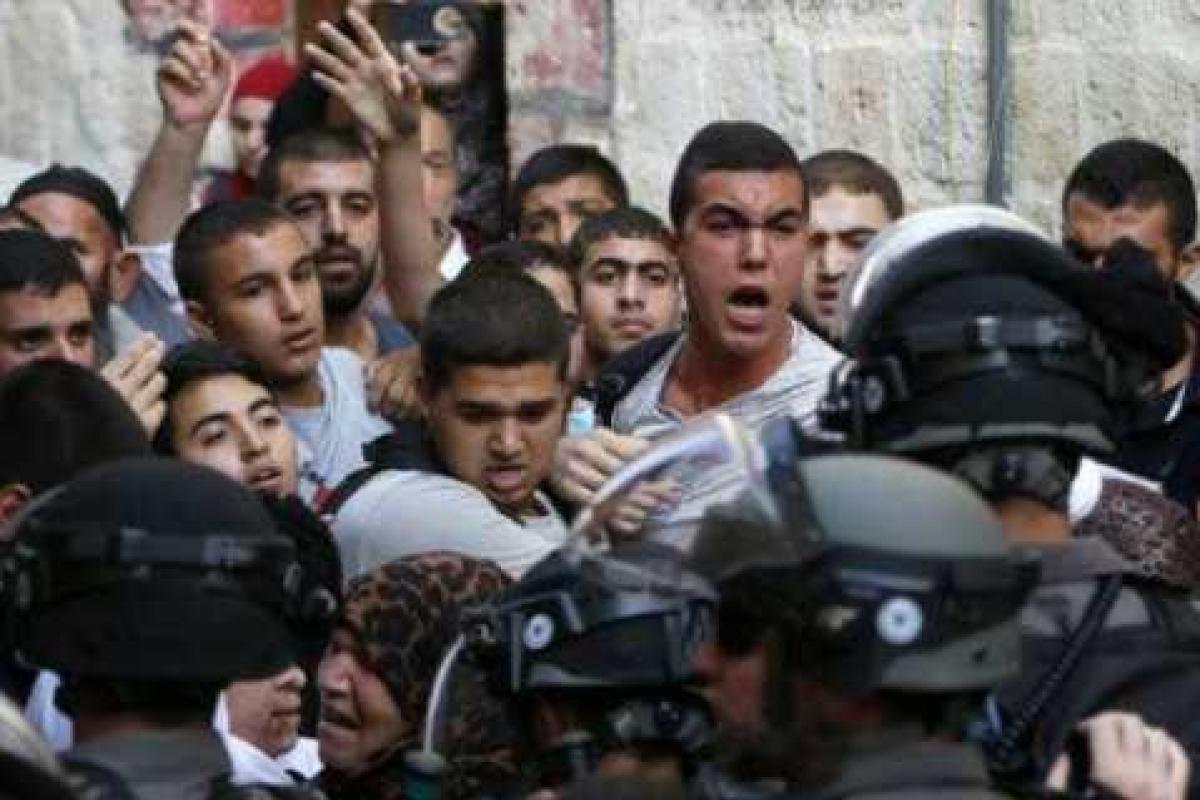 У мечети Иерусалима произошли столкновения палестинцев с израильской полицией