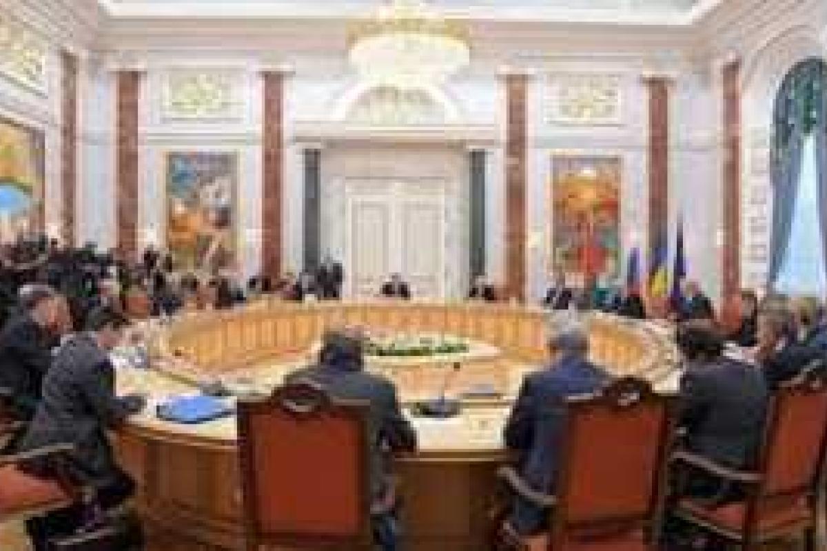 Стороны конфликта в зоне АТО не будут отводить оружие Стороны конфликта в зоне АТО не будут отводить оружие