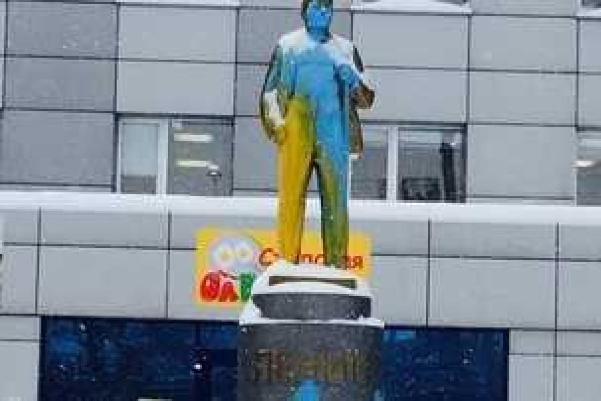 Новосибирцам, покрасившим памятники в цвета украинского флага, вынесен приговор Новосибирцам, покрасившим памятники в цвета украинского флага, вынесен приговор