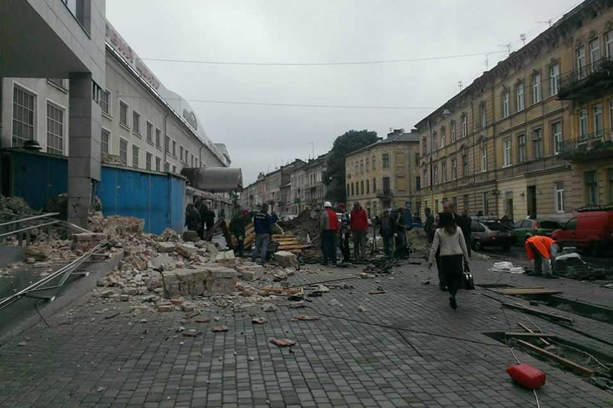 В центре Львова рухнула стена В центре Львова рухнула стена