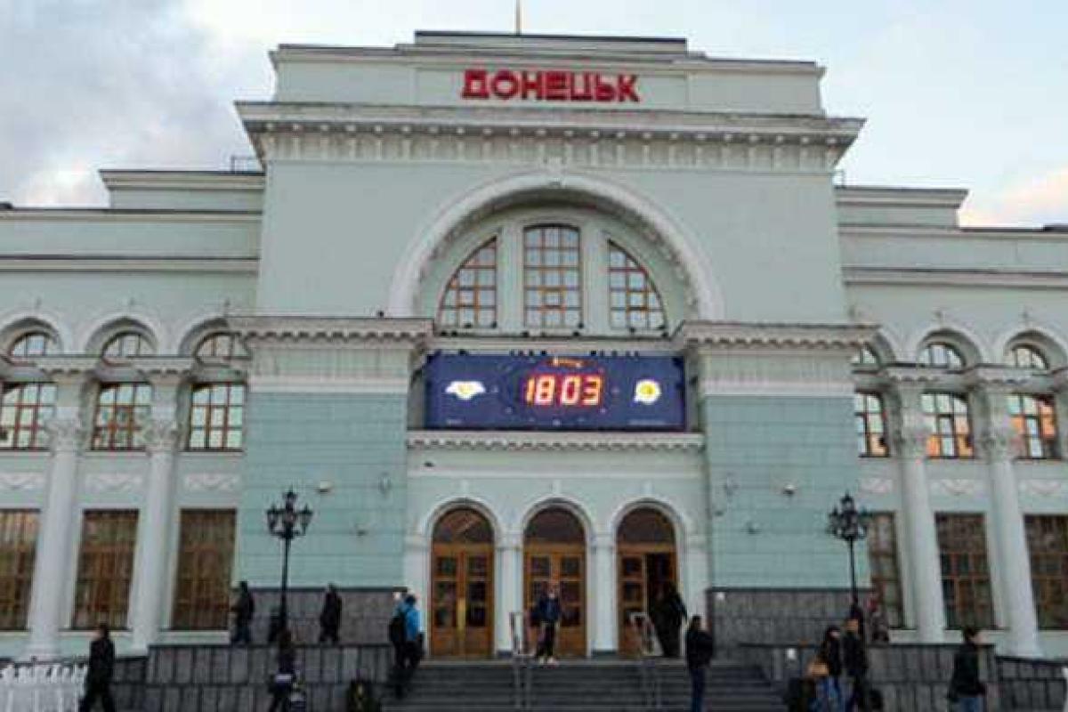 На вокзале Донецка боевикам помешал мягкий знак На вокзале Донецка боевикам помешал мягкий знак