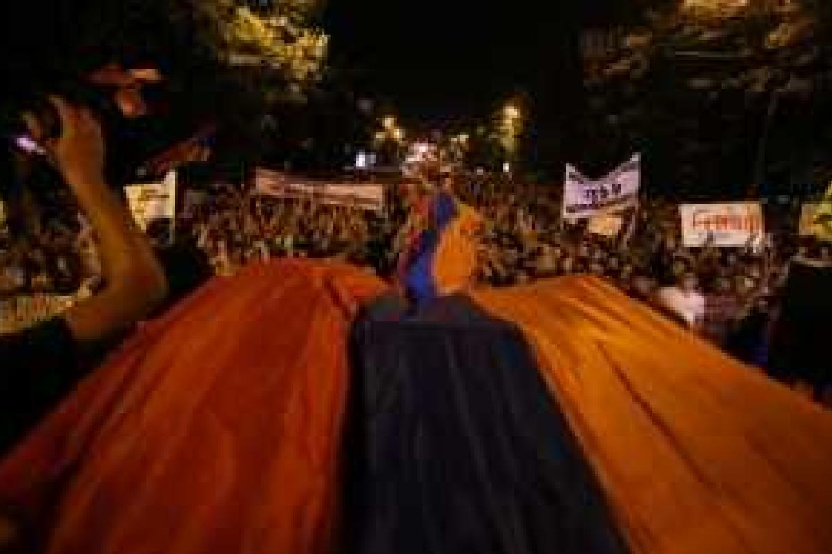 В Ереване обманутые активисты собираются штурмом брать Дом правительства В Ереване обманутые активисты собираются штурмом брать Дом правительства