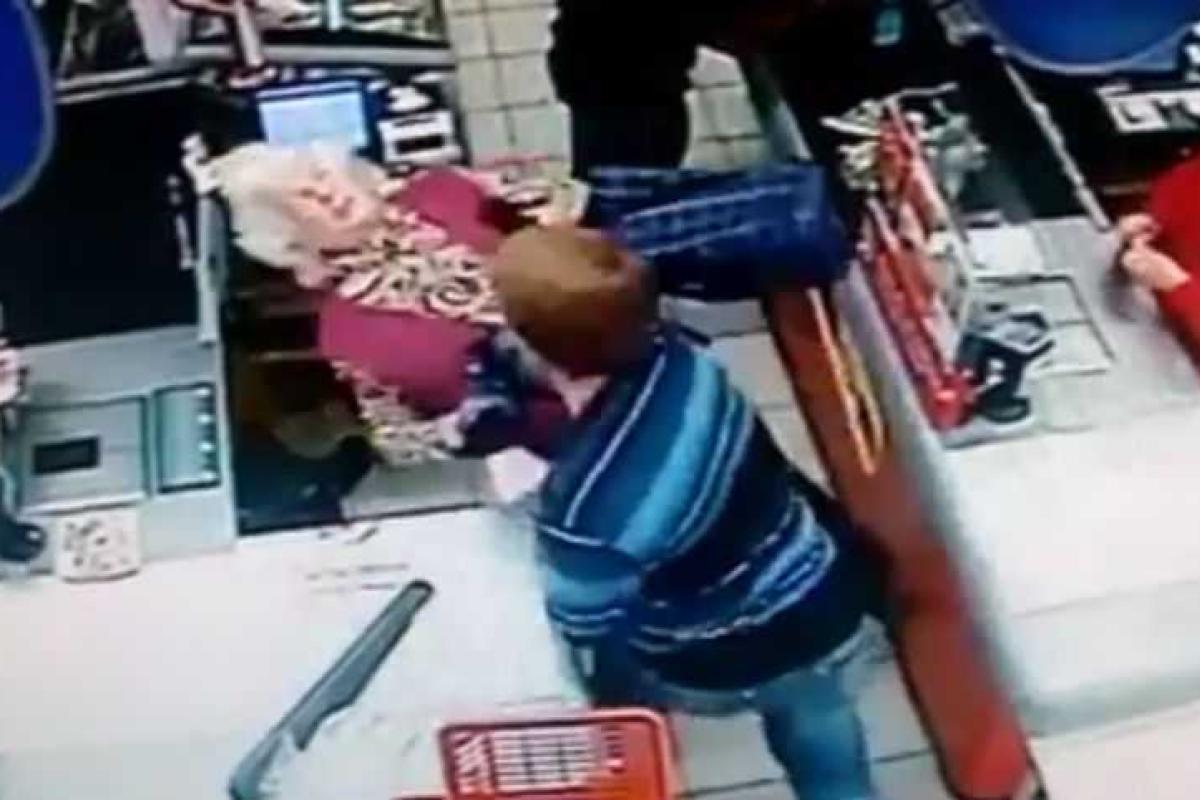 Россиянин ударил в лицо старушку на кассе магазина Россиянин ударил в лицо старушку на кассе магазина