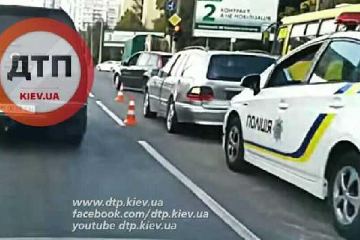 Патрульные машины продолжают врезаться: в Одессе влетели в Мерседес Патрульные машины продолжают врезаться: в Одессе влетели в Мерседес