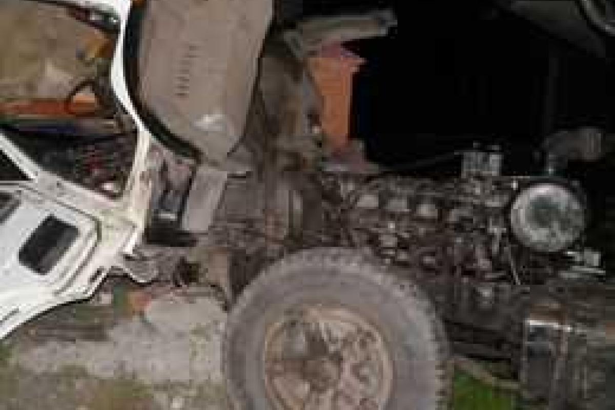 На Донетчине мужчину насмерть придавило кабиной грузовика