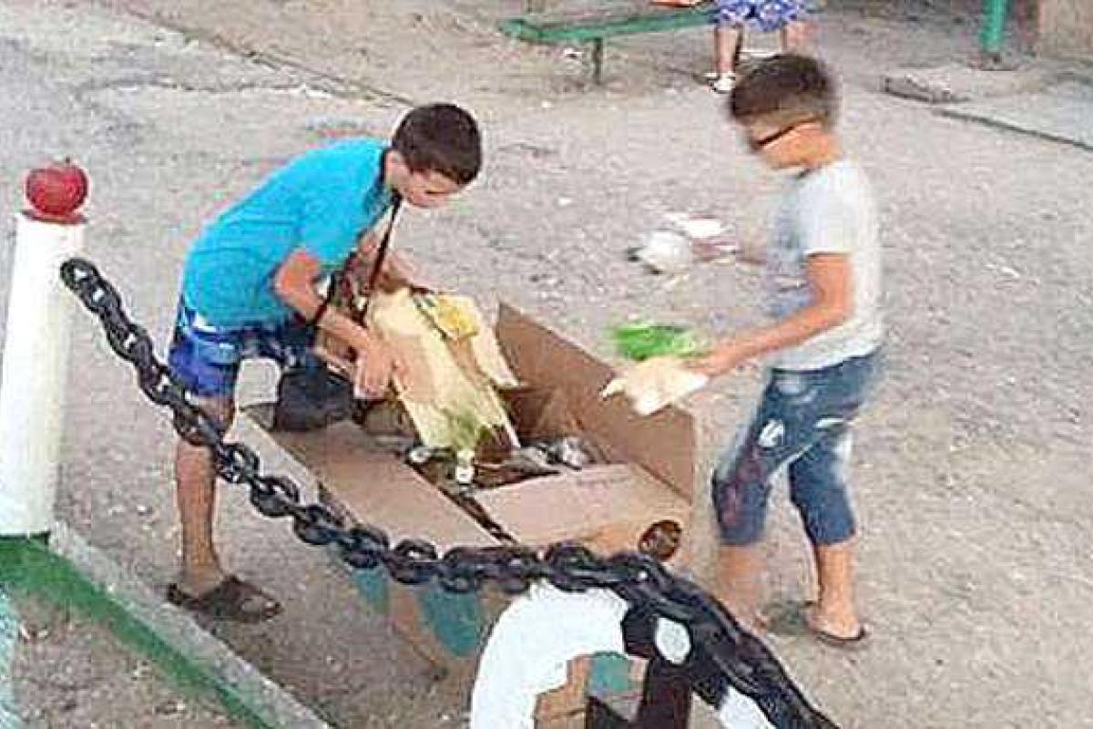 Маленькие крымчане вынуждены сами убирать свои детские площадки от бутылок и шприцев Маленькие крымчане вынуждены сами убирать свои детские площадки от бутылок и шприцев