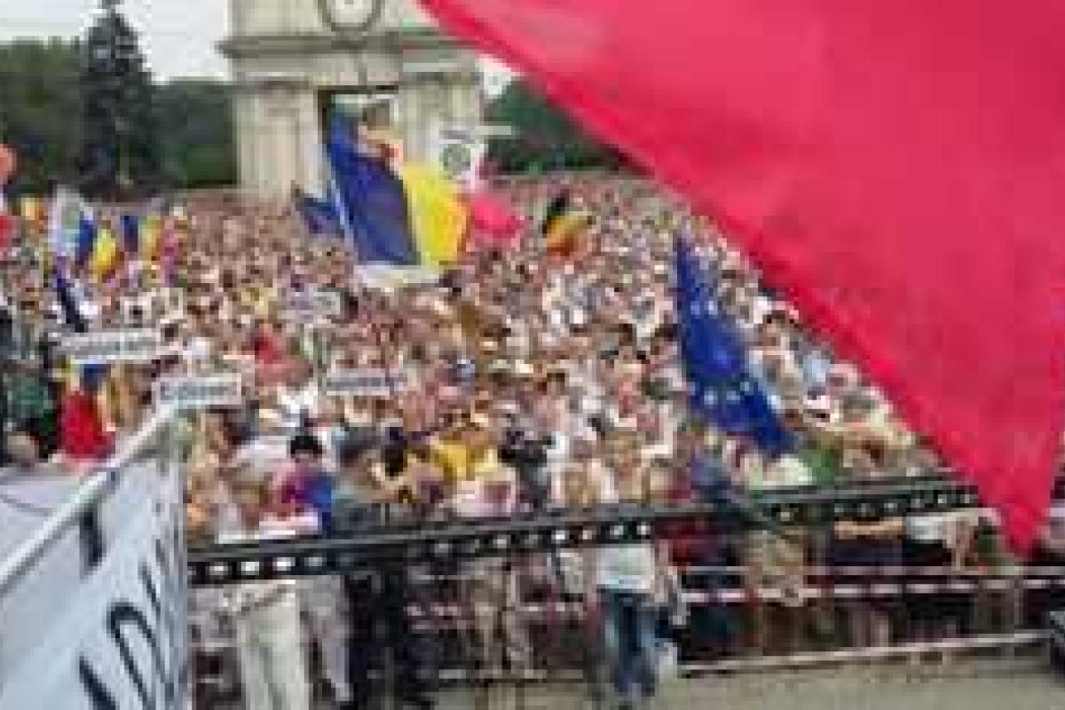 В центре Кишинева митингующие призвали народ к всеобщей забастовке В центре Кишинева митингующие призвали народ к всеобщей забастовке
