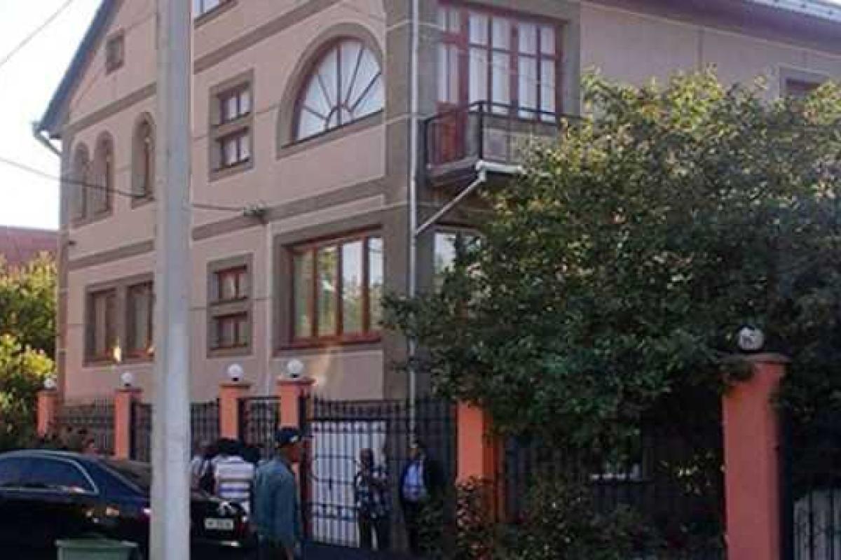 Дом Мустафы Джемилева в оцепили "самообороновцы", его жена находится в полиции Дом Мустафы Джемилева в оцепили "самообороновцы", его жена находится в полиции