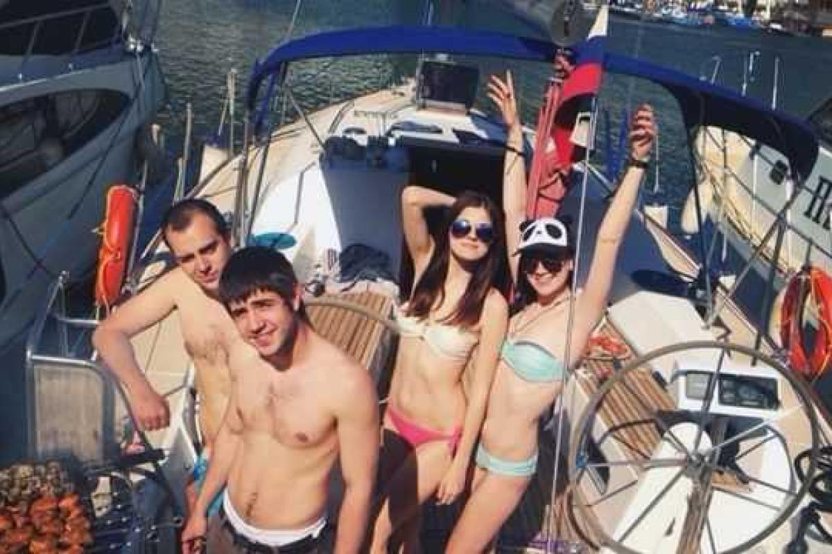 Сын нардепа от Оппозиционного блока засветился в Крыму на яхте под флагом РФ Сын нардепа от Оппозиционного блока засветился в Крыму на яхте под флагом РФ