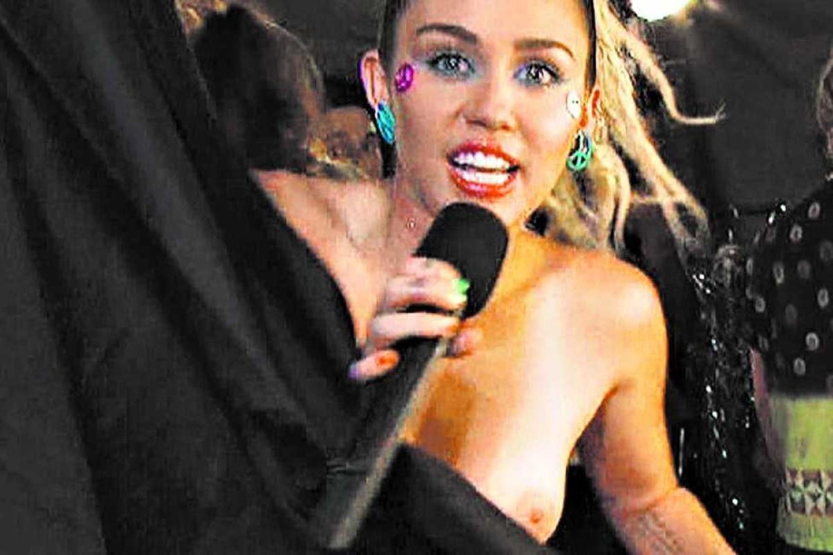 Майли Сайрус показала голую грудь в прямом эфире