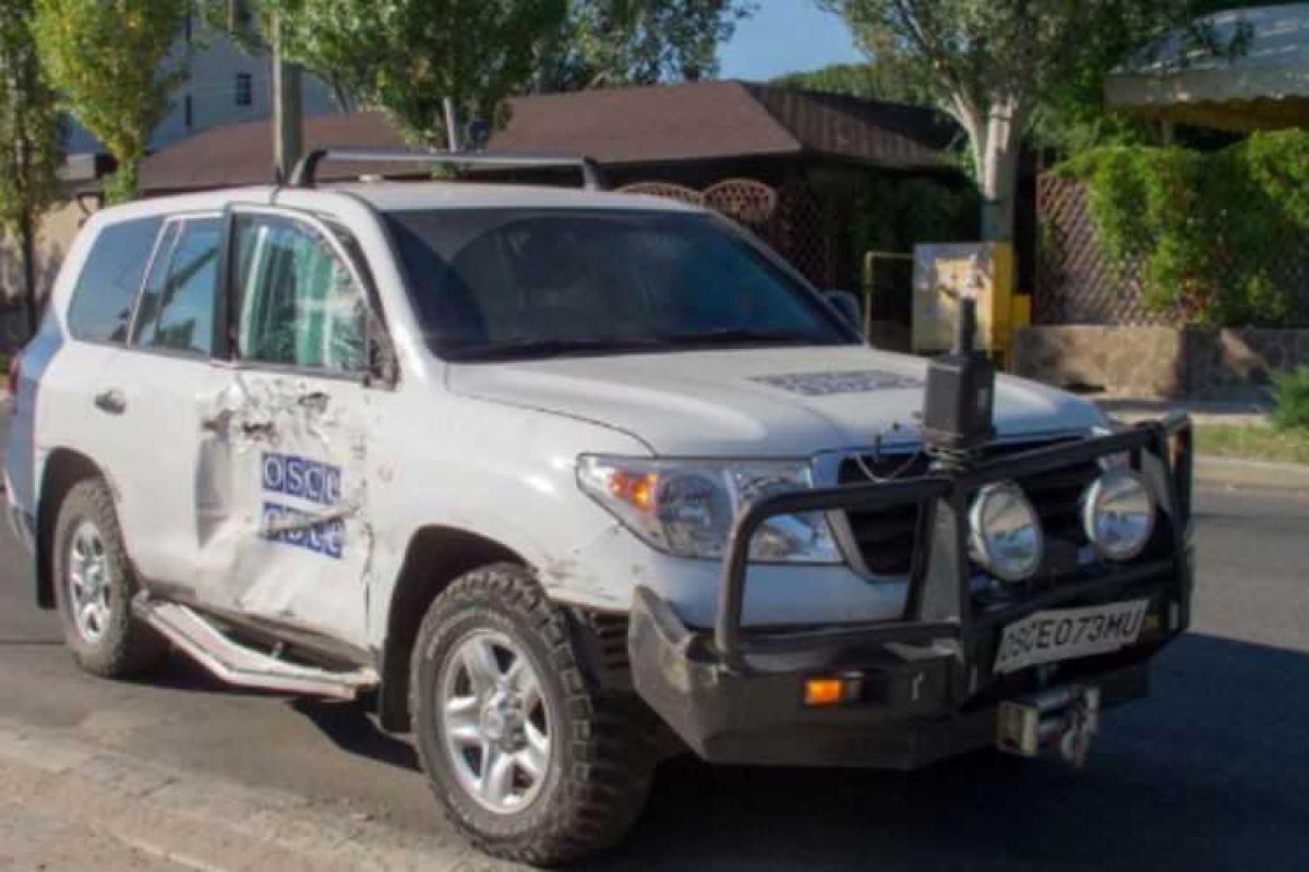 В Луганске автомобиль ОБСЕ влетел в троллейбус с пассажирами В Луганске автомобиль ОБСЕ влетел в троллейбус с пассажирами