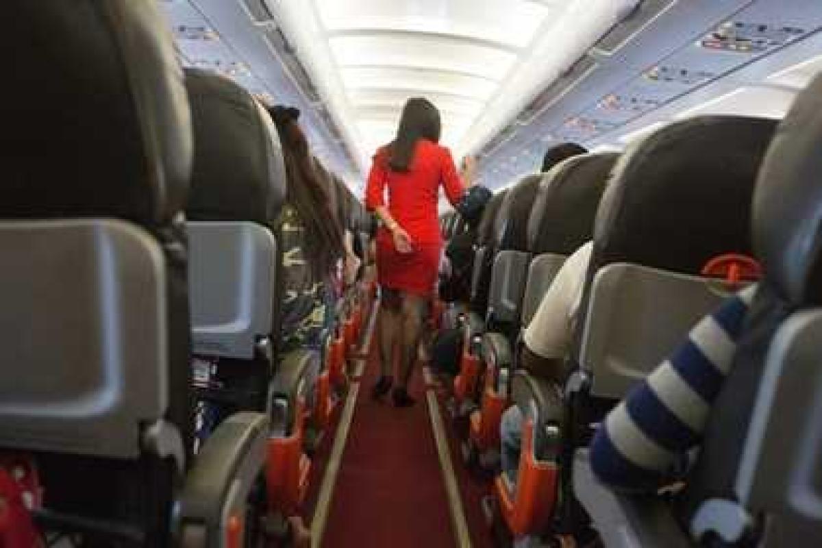 Стюардессу-мусульманку уволили за отказ разносить алкоголь Стюардессу-мусульманку уволили за отказ разносить алкоголь