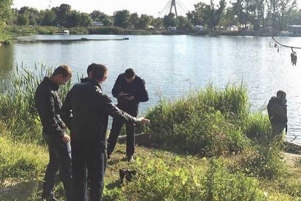 В столичном парке отдыха задержали неадекватного мужчину с гранатой В столичном парке отдыха задержали неадекватного мужчину с гранатой