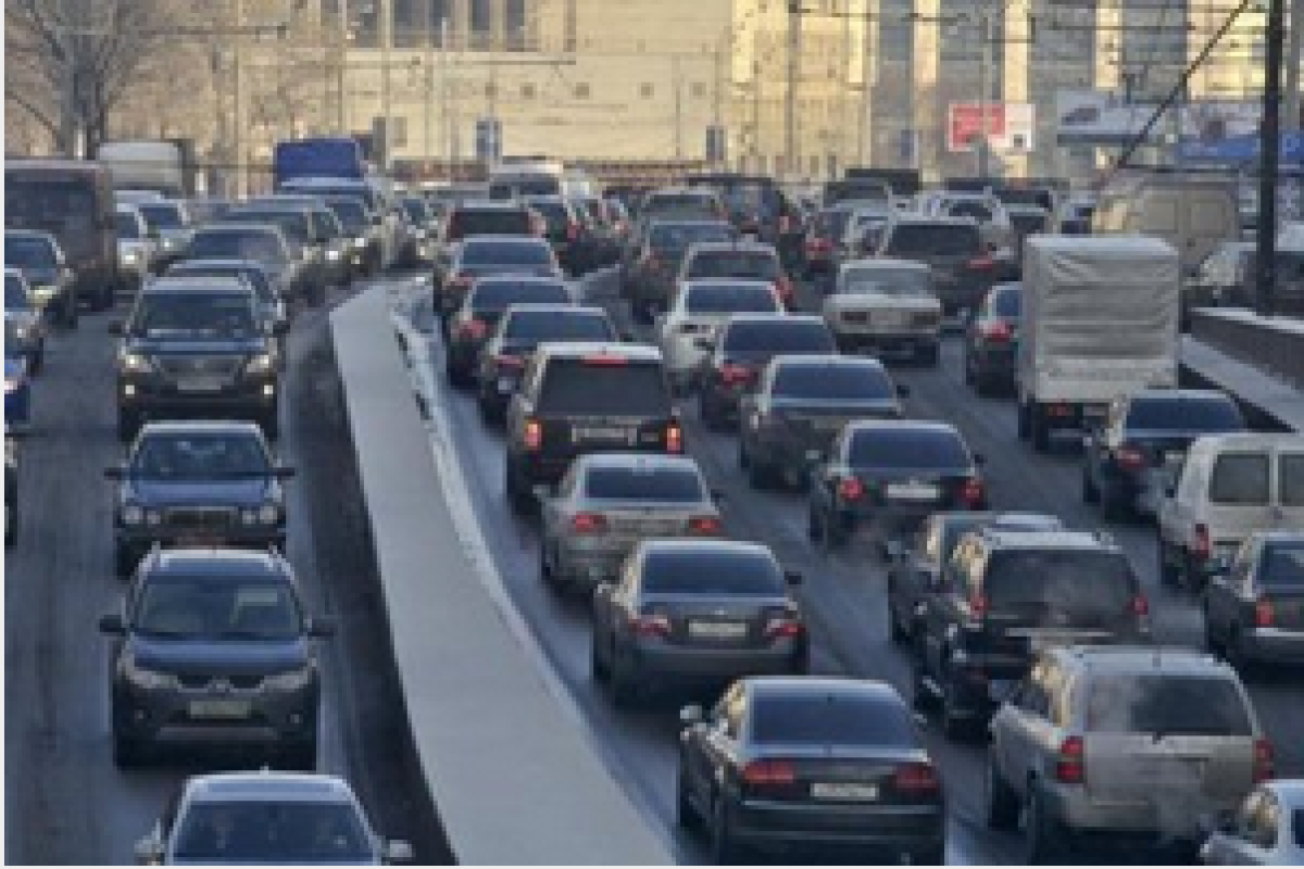 Мужчина в трениках «разрулил» пробку в Москве вместо ГАИ Мужчина в трениках «разрулил» пробку в Москве вместо ГАИ