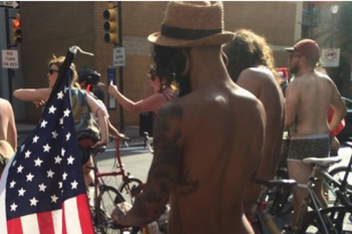 В США сотни велосипедистов поучаствовали в велопробеге голышом