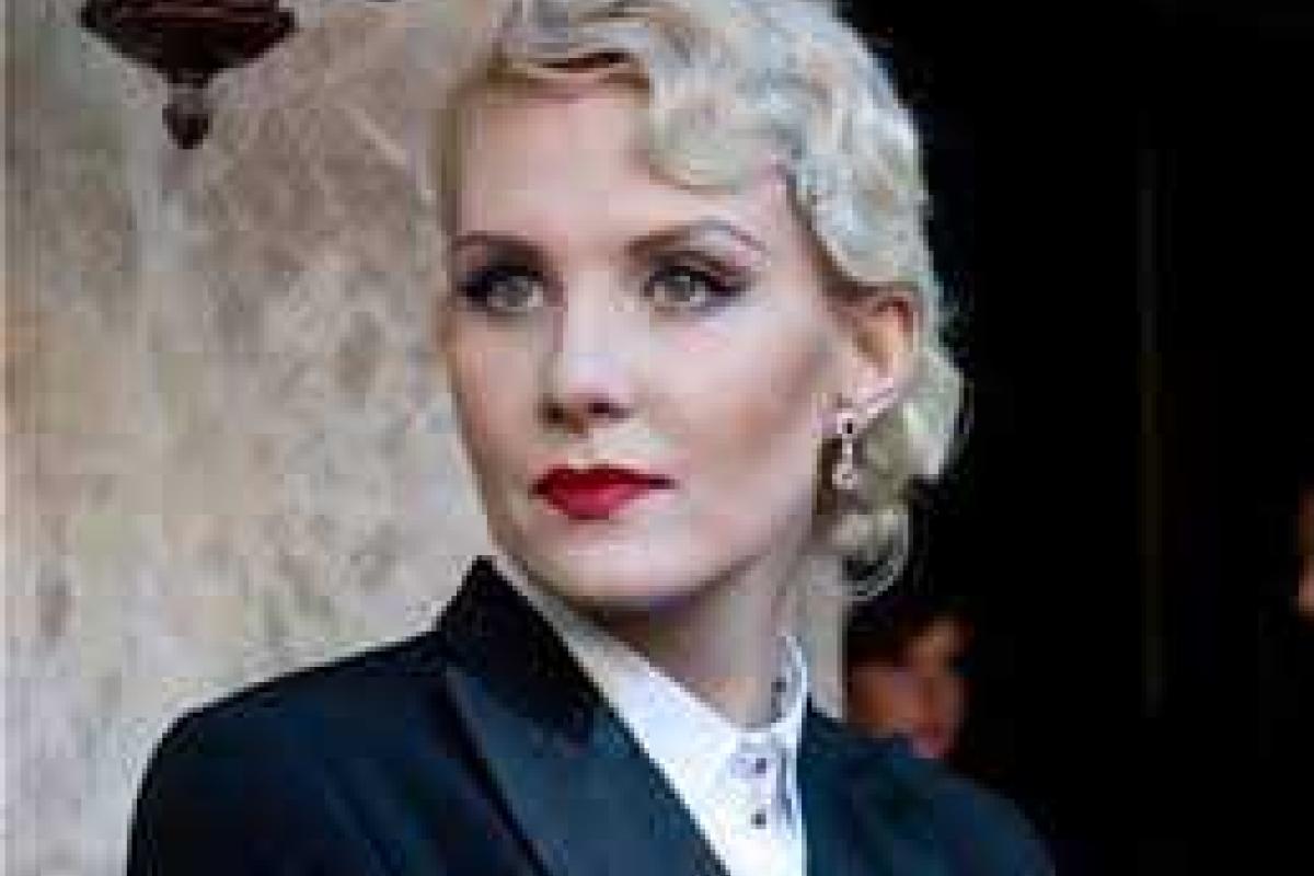 Рената Литвинова обнажила красивые ноги