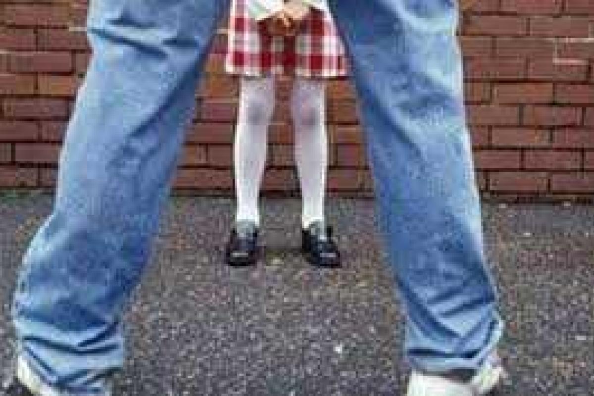 В Москве молодой извращенец изнасиловал 11-летних сестер, заманив их в квартиру В Москве молодой извращенец изнасиловал 11-летних сестер, заманив их в квартиру