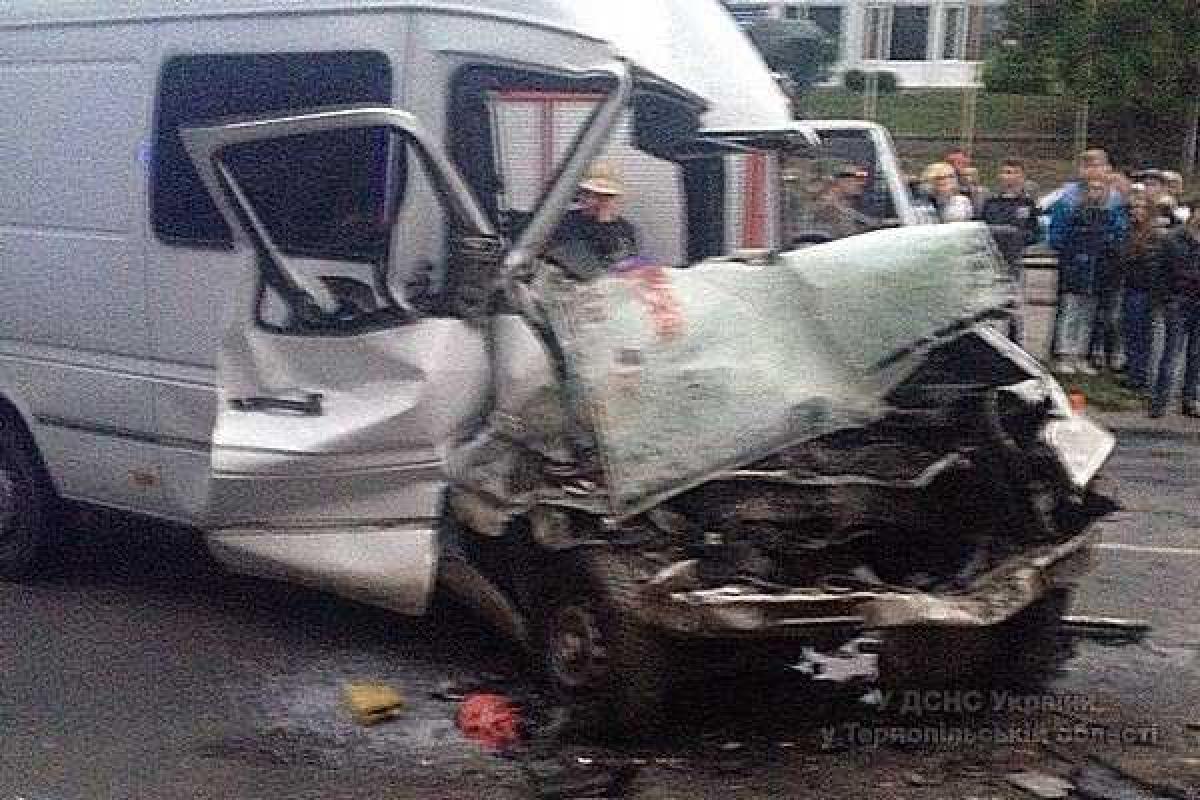 В Тернополе столкнулись микроавтобус и троллейбус, один человек погиб и один травмирован В Тернополе столкнулись микроавтобус и троллейбус, один человек погиб и один травмирован