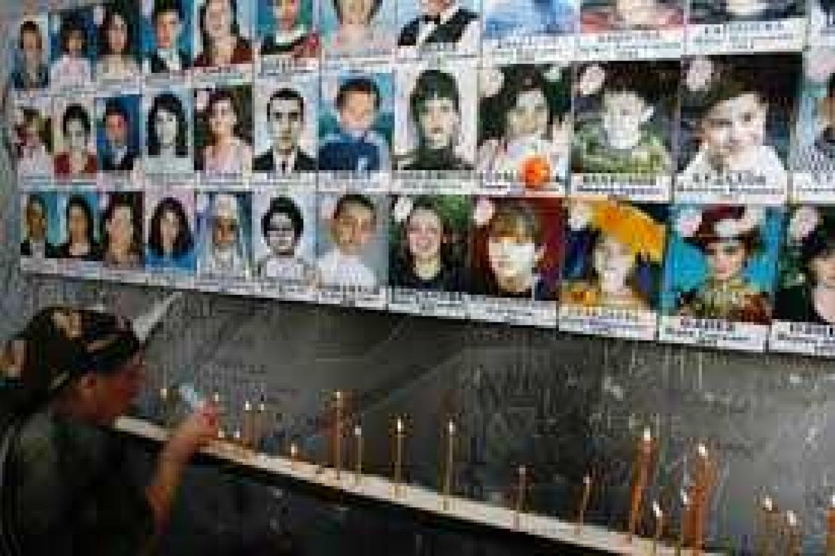 11 лет назад террористы захватили здание школы в Беслане 11 лет назад террористы захватили здание школы в Беслане