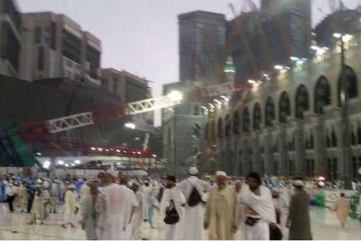 В сети появилось новое видео падения крана на мечеть в Мекке В сети появилось новое видео падения крана на мечеть в Мекке